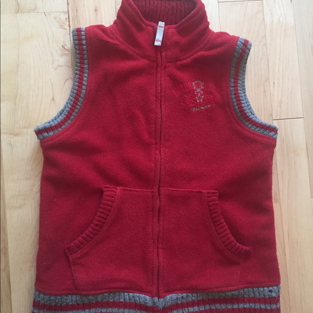 Boys/girls fleece zip vest with pockets.